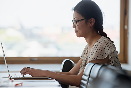 En person skriver på en laptop